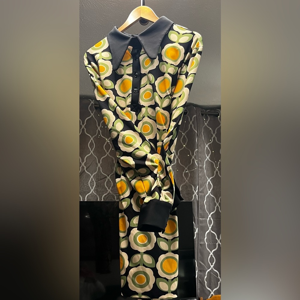 Retro Floral Dress with Black Collar